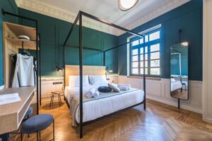 jolie chambre cosy et moderne au boutique hotel Moon and Stars à Athènes