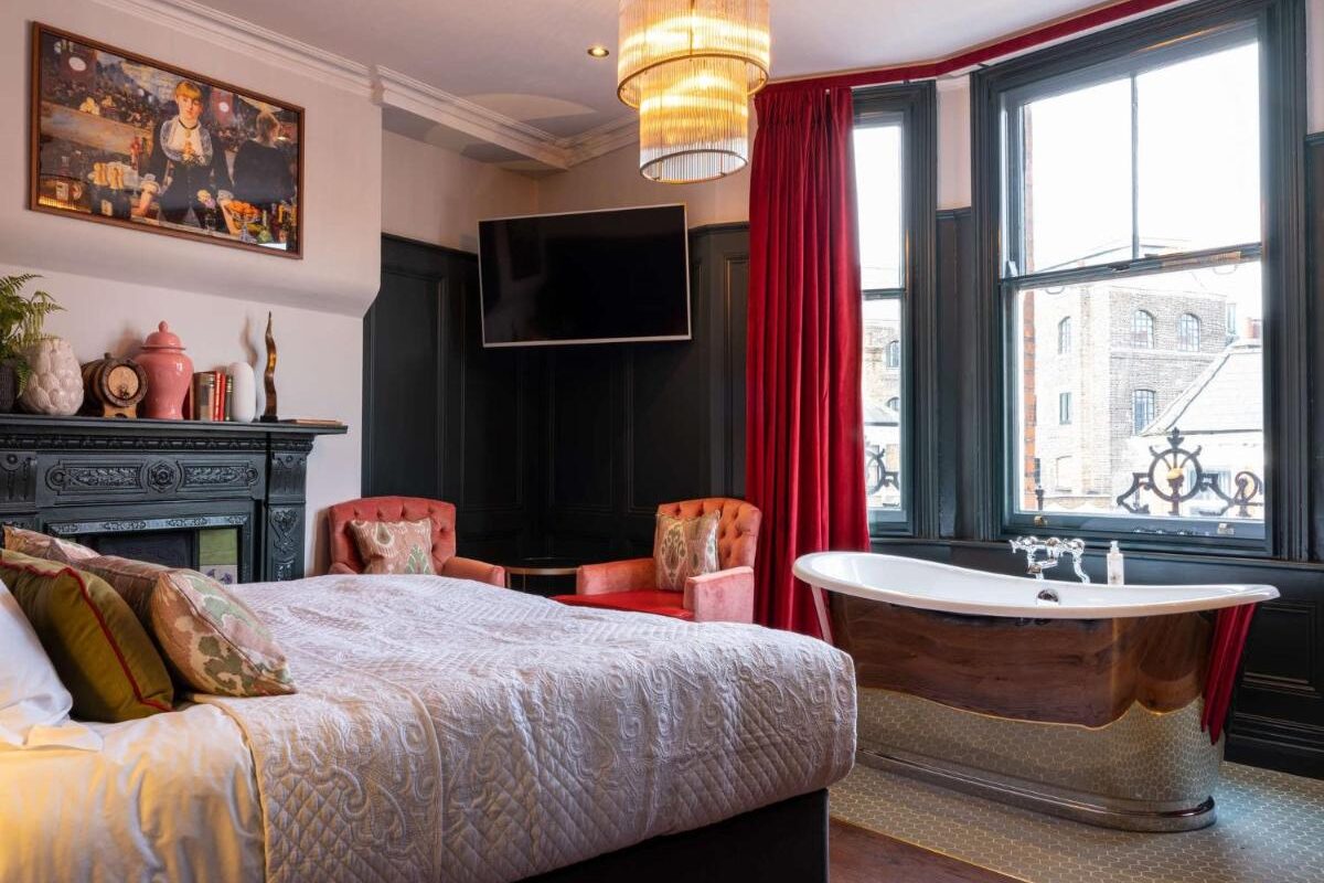 chambre d'hôtel à la déco rétro dans un hôtel typique britannique à Wandsworth, Grand Londres