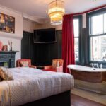 chambre d'hôtel à la déco rétro dans un hôtel typique britannique à Wandsworth, Grand Londres