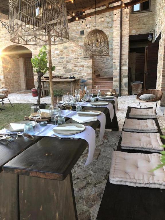 grande table en extérieur pour les repas pris à l'hôtel hôtel Borgo Castello Panicaglia