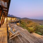 Terrasse du bar de l'hôtel Rhino Ridge Safari Lodge avec vue sur la réserve hluhluwe imfolozi park