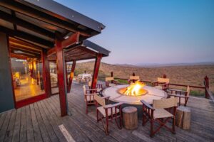 terrasse du restaurant de l'hôtel avec feu de camps, lieu idéal pour un séjour safari