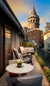 terrasse d'une chambre de l'hôtel Ecole St. Pierre avec vue sur la tour Galata à Istanbul
