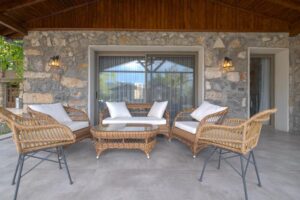 terrasse avec salon de jardin dans une villa privée en location vacances pour 4 personnes en Anatolie en Turquie