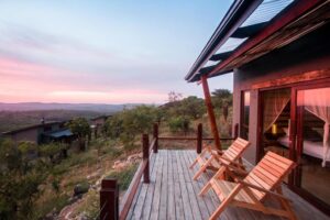 terrasse privative d'une des villas de l'hôtel Rhino Ridge Safari Lodge, lieu idéal pour admirer les lever et coucher de soleil sur la réserve hluhluwe imfolozi park