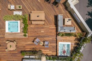 toit terrasse aménagé avec jacuzzi, transat et salons de jardin en plein cœur d'Athènes