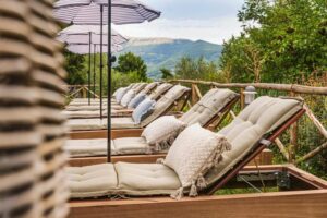 transat au bord de la piscine avec vue sur les collines de l'Ombrie en Italie
