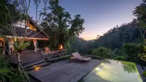 terrasse avec brasero, piscine privée et vue panoramique au coucher du soleil