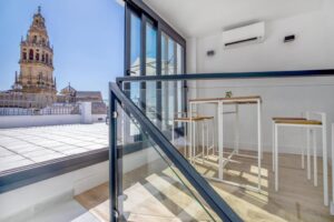 Accès à la terrasse et coin repas avec vue sur la terrasse et les toits de Cordoue