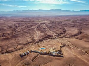 vue aérienne du désert d'Agafay et de l'hôtel Oxygen Lodge Agafay avec piscine à 1h de Marrakech