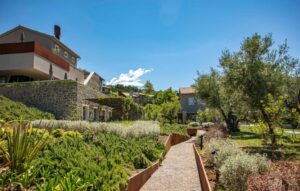 allée du village desservant les chambres, suites et villas de l'hôtel