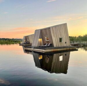 vue des lodges posés sur la rivière à l'hôtel Arctic Bath