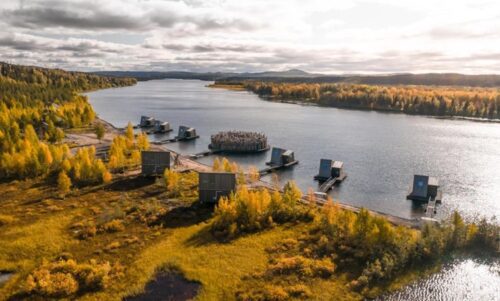 vue aérienne du site de l'hôtel Arctic Bath, une pépite où dormir en Laponie