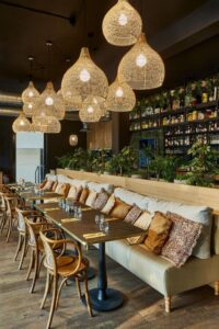 salle de restaurant du Coloft, espace mélangeant coworking et lieu de résidence avec un appart hotel