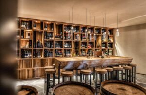bar à vin tout en bois et métal