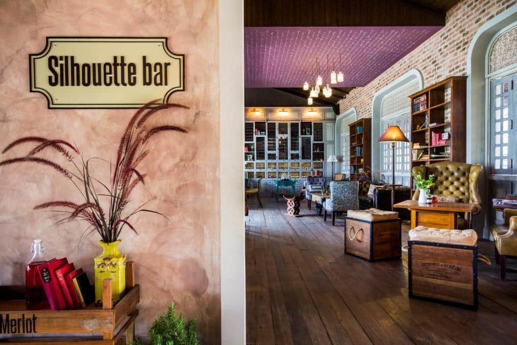 bar de l'hôtel à l'ambiance coloniale avec des touches thaïlandaise