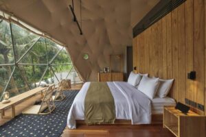 nuit insolite dans un dome au milieu de la jungle de Java en Indonésie