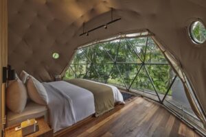 chambre double dans un dôme avec vue panoramique sur la végétation