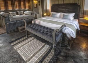 chambre double à la décoration inspirée par le colonialisme