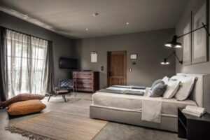 Chambre executive élégante et contemporaine dans un ancien village médiéval transformé en hôtel 5*