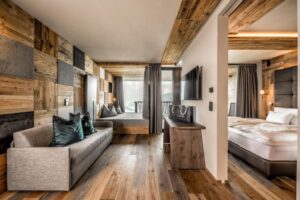 suite de l'hôtel My Arbor qui permet de dormir à la cime des arbres . La suite est spacieuse et confortable avec sa décoration esprit chalet de montagne