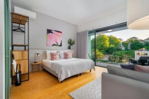 chambre triple avec balcon pouvant accueillir 3 personnes dans la maison d'hôtes Canto de Luz en plein centre-ville de Porto