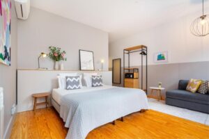 vue du lit double et des rangements
