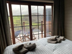vue dégagée sur la campagne depuis le lit de cette chambre double donnant sur la terrasse du gîte