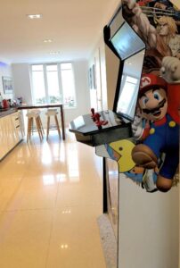 cuisine d'un appartement avec jeu d'arcade