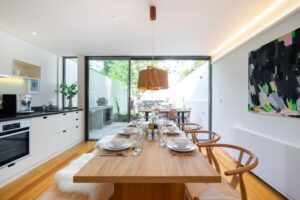 cuisine donnant sur la terrasse de la villa avec piscine privée