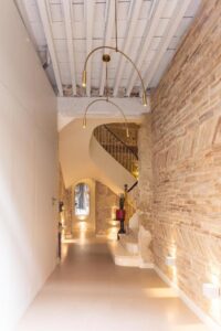 entrée chic de l'hôtel avec mur en pierres apparentes