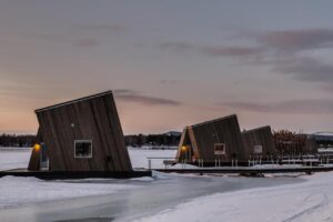 lodge flottant sur la rivière à l'hôtel Arctic Bath en Laponie Suédoise