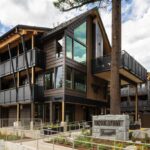 facade en bois du chalet Desolation Hotel au bbord du Lac Tahoe