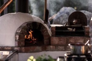 La location vacances est équipée d'un four à pizza et d'un barbecue sur la terrasse