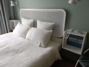 chambre avec drap de lit en coton lavé