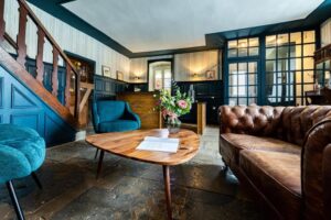 salon dans l'entrée de l'hôtel