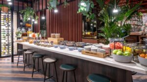 petit déjeuner buffet avec un grand choix de produits sucrés et salés pour un copieux petit déjeuner