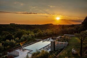 coucher de soleil au dessus de la piscine de l'hôtel San Canzian Village & Hotel en Istrie