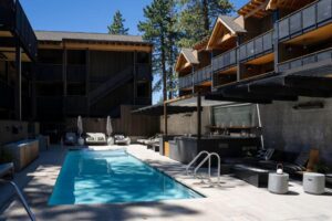 piscine extérieure chauffée de l'hôtel avec le bar piscine pour prendre un verre