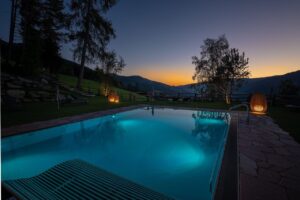 piscine extérieure avec vue sur les dolomites