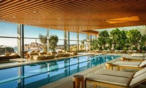 piscine intérieure de l'hôtel avec vue sur la vieille ville de Rovinj en Croatie