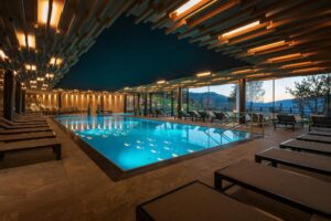 spa de l'hôtel comprenant une piscine intérieure, 2 piscines extérieures, hammam, sauna, jacuzzi, massages et soins