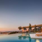 piscine extérieure chauffée de l'hôtel avec vue panoramique sur la mer Adriatique, l'île Sainte Catherine et la vieille ville de Rovinj