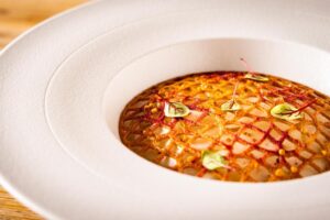 plat servi à la table d'hôtes gastronomique