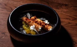 plat raffiné servi au restaurant de l'hôtel en Istrie