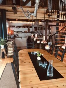 salle à manger donnant sur la cuisine et lumineuse avec les grandes baies vitrées