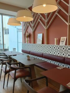 salle à manger pour les petits déjeuners et apéritifs de l'okko hotel Lille