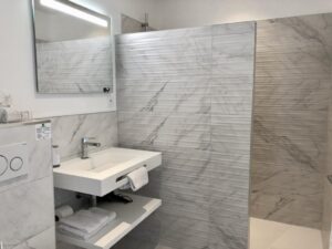 Salle de douche des chambres du hotelya
