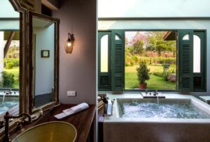 salle de bain avec vue sur la nature