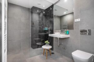 salle de douche moderne de la chambre d'hôtes